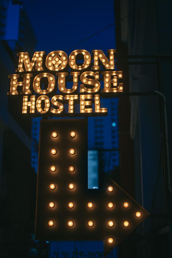 Moon House Hostel Bangkok Exterior photo